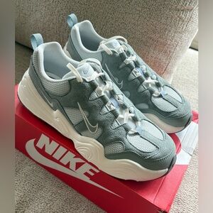 Nike Tech Hera Sneakers